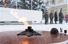 В День защитника Отечества губернатор Александр Соколов с семьей возложил цветы к Вечному огню