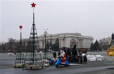 В Оренбурге на площади Ленина начали устанавливать новогодний городок