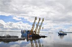 В Саратове в акватории участка строительства набережной начался подъем со дна реки парового буксира