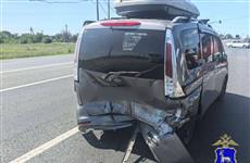 В Сызрани Niva наехала на стоящий автомобиль, пострадали три человека