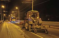 Дорожные рабочие сняли старый асфальт на мосту через реку Самару