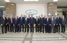 Игорю Комарову и главам регионов ПФО показали линейку спецавтомобилей LADA
