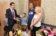 Многодетную тольяттинскую семью поздравил с новосельем Дмитрий Азаров