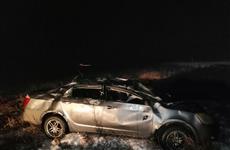 Под Сызранью погиб водитель опрокинувшейся в кювет легковушки и пострадал его пассажир
