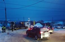 Неудачно повернувший в районе ГЭС тягач на несколько часов осложнил движение транспорта по М-5