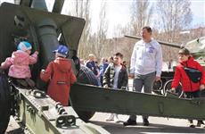 Дмитрий Азаров поручил к 9 Мая привести в порядок военную технику в Парке Победы