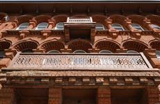 Рабочие укрепляют фундамент многострадального дома Челышева