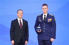 Дмитрий Медведев вручил заместителю министра молодежной политики Удмуртии Михаилу Черничкину партийный билет  