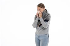 Вирусолог подтвердил сходство симптомов коронавируса и простуды