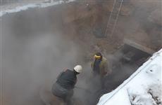 На пересечении улиц Победы и Металлистов прорвало теплотрассу