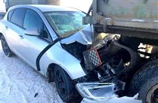 Под Сызранью пострадал водитель врезавшейся в грузовик легковушки
