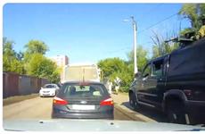 В Волгаре военные УАЗы с пулеметами объезжали пробку по тротуару
