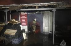 В Кинеле более 100 человек тушат крупный пожар на продуктовом рынке