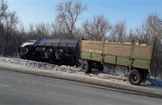 В Кинельском районе водитель КамАЗа съехал в кювет