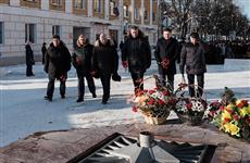 Представители правительства Кировской области возложили венки и цветы к памятнику "Воинам-кировчанам"