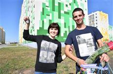 Дмитрий Азаров вручил ключи от новых квартир детям-сиротам