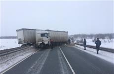 Под Сызранью фура врезалась в ограждение и перекрыла движение по М-5