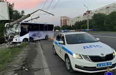 В Тольятти автобус снес столб