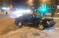 Водитель Mercedes "уронил" дорожный знак на пешехода