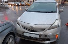 В Самаре госпитализирована пенсионерка, на которую отбросило машину после ДТП