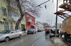 В центре Самары пострадал водитель иномарки, врезавшийся в столб