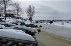 На лодочной станции "Прокат" на Самарке катера уходят под воду