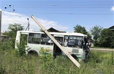 В Сызрани госпитализировали водителя врезавшегося в столб автобуса