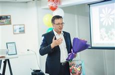 Дмитрий Микель от имени депутатского корпуса поздравил семьи с полувековым стажем