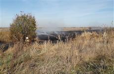 В Приволжском районе тушат большой очаг возгорания камыша