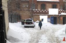 Неизвестный на авто сбил женщину во дворе на ул. Самарской