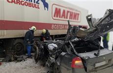 Водитель иномарки врезался в грузовик, ранее попавший в ДТП