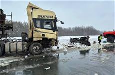 Два человека погибли при столкновении Lada Granta с грузовиком в Самарской области