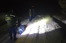 В Самарской области спасатели вынесли из леса застрявшего в снегу автомобилиста с травмированной ногой