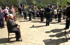 По поручению Дмитрия Азарова к Дню Победы более чем 15 тысяч ветеранов губернии получат дополнительные выплаты