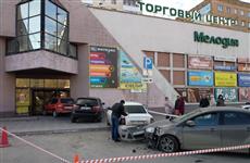 В массовом ДТП легковушка въехала в ТЦ "Мелодия"