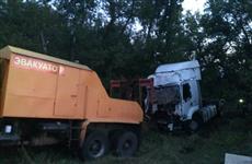 Под Сызранью дорожники вытаскивали съехавшую в лесопосадку фуру Renault