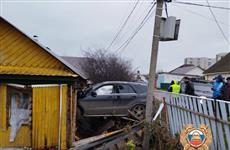 Пьяный водитель на Mercedes пробил стену частного дома, есть пострадавшие