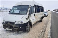 Два человека пострадали при столкновении грузовика и микроавтобуса в Самарской области