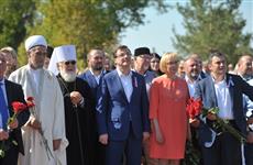 Самарцы в День города возложили цветы к памятнику князю Григорию Засекину