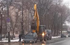 В Самаре под асфальт провалилась Chevrolet Niva