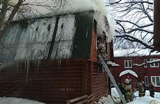 В Самаре тушат пожар на территории православного прихода