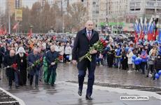 Губернатор Оренбуржья возложил цветы к памятнику Юрию Гагарину