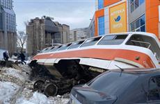 Ущерб автовладельцам, пострадавшим от падения трамвая, возместят страховые компании и ТТУ