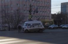 В Самаре столкнулись "Нива" и машина "скорой"