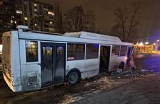 Самарский автобус врезался в столб из-за создавшей помеху машины