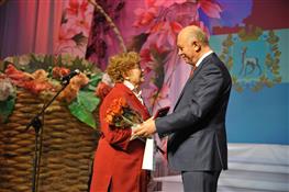 Представительницы прекрасного пола получили цветы от губернатора Самарской области