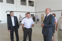 Губернатор потребовал ускорить завершение строительства спорткомплекса в Кинель-Черкассах