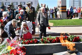 В Самаре состоялась торжественная церемония возложения цветов к Вечному огню и горельефу "Скорбящей Матери-Родине"