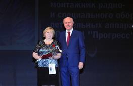 В Самарском театре оперы и балета губернатор в честь 8 марта дарил женщинам цветы 