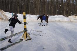 На конных соревнованиях в Самаре наездники преодолевали препятствия вместо лошадей